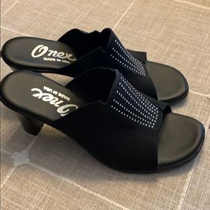 Woman’s Onex black slide on sandals